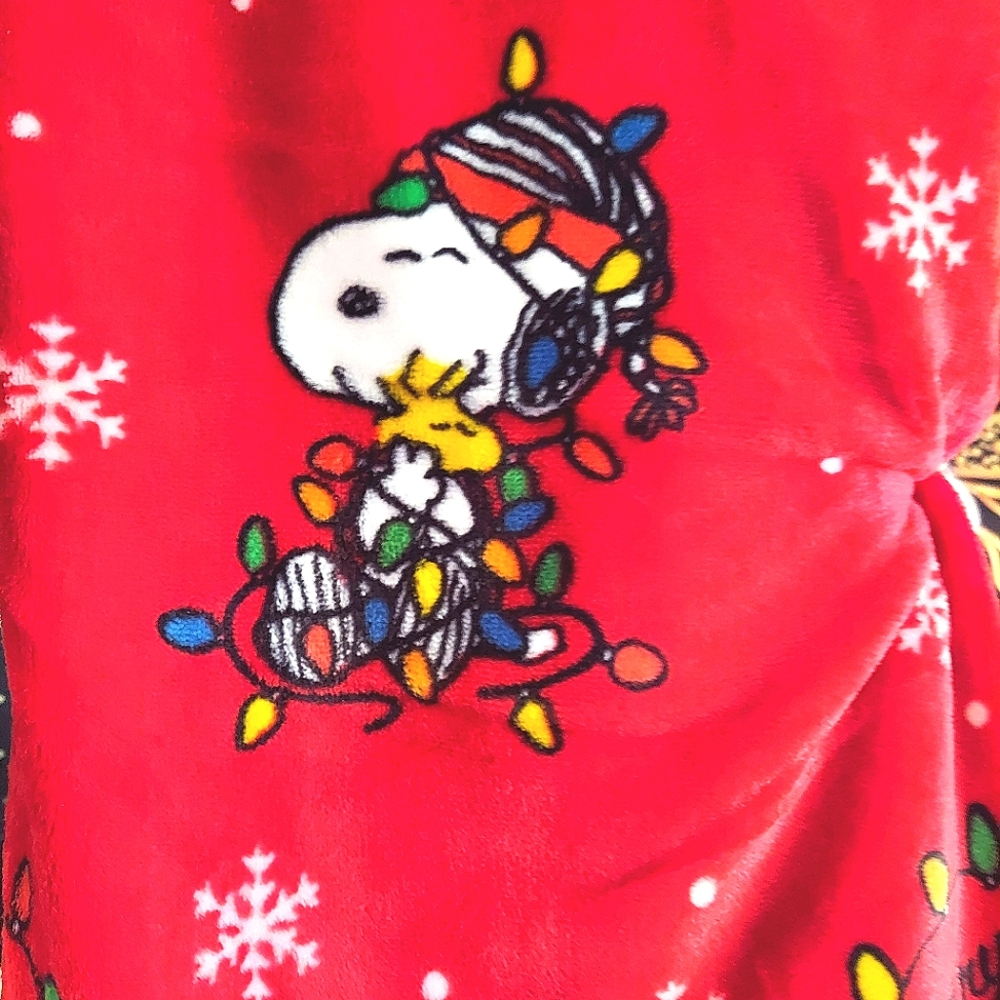 NWT Snoopy Red Holiday Lighs Fleece Throw